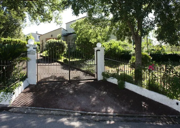 Ecole Buissonniere * Αντίμπ